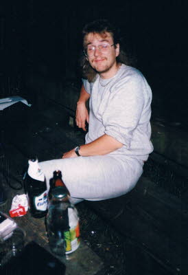 Gig dem Klampfer ein Bier und er ist glcklich.....